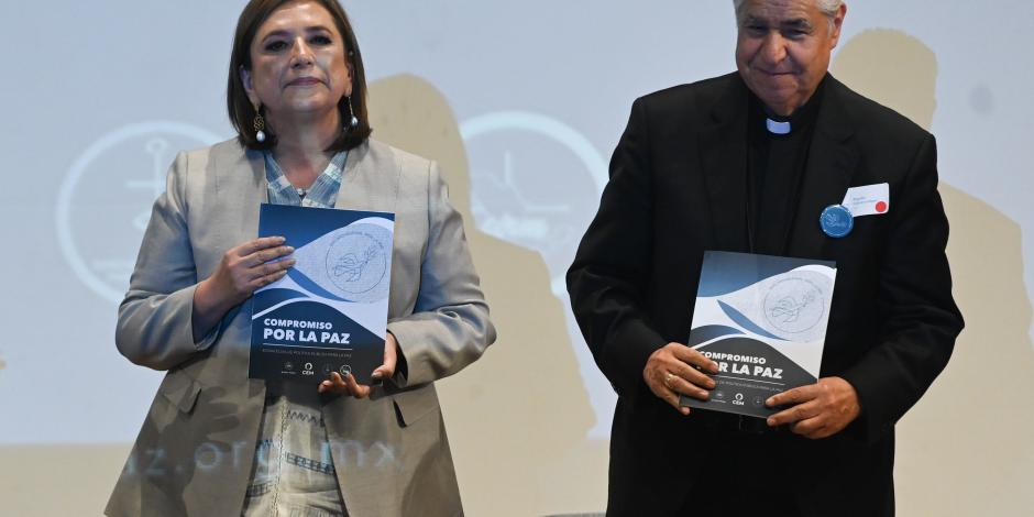 Xóchitl Gálvez y Rogelio Cabrera, presidente de la CEM, ayer.