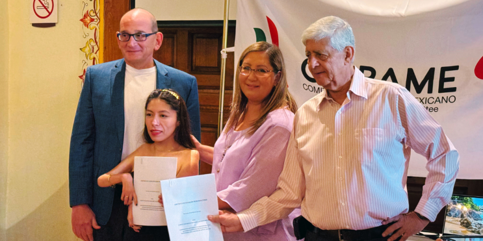 La directora de la Copame, Liliana Suárez y Ortopedia Mostkoff firman un acuerdo previo a París 2024