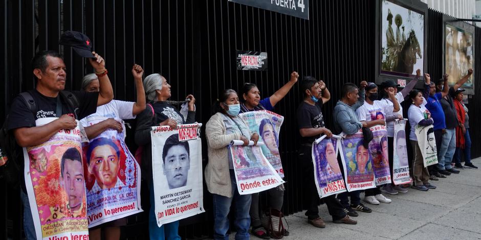 Padres de los 43 normalistas desaparecidos protestaron en la sede del Senado, el 27 de febrero.