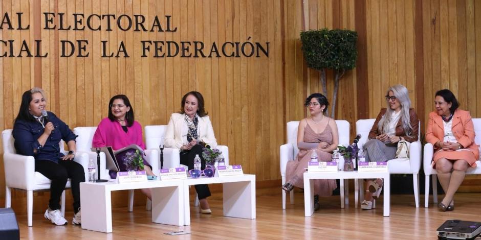 La magistrada presidenta, Mónica Soto (de rosa), ayer.