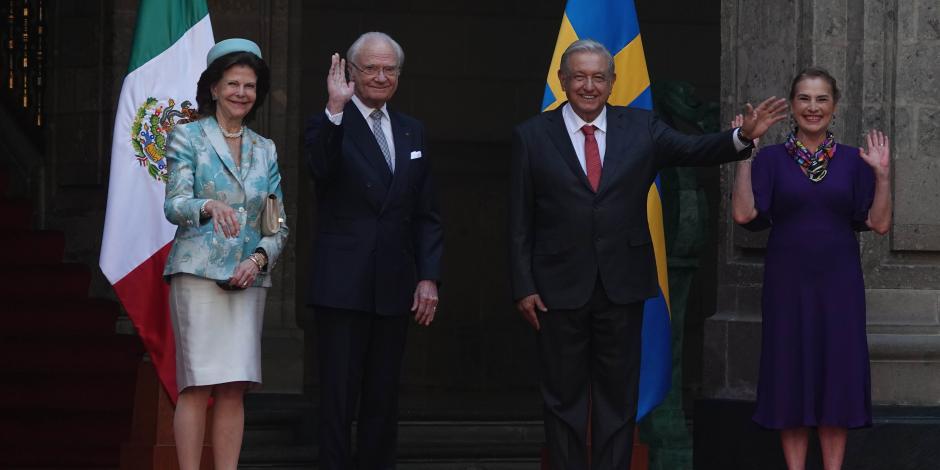 De Izq. a der.: la reina Silvia y el Rey Carlos XVI Gustavo de Suecia, el Presidente López Obrador y su esposa, Beatríz Gutiérrez, ayer, en Palacio Nacional.