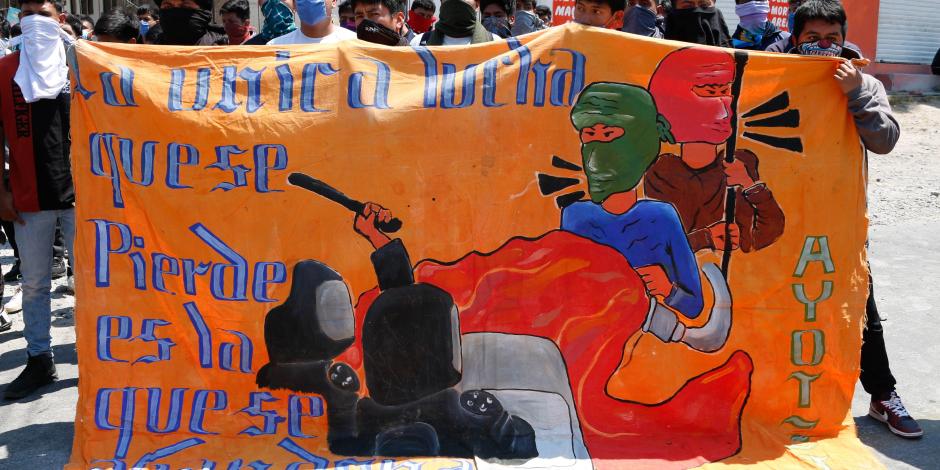 Estudiantes de la Escuela Normal Rural de Ayotzinapa realizaron un mitin, ayer.