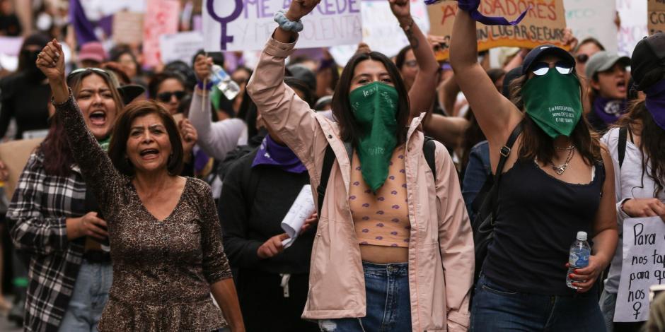 Cientos de mujeres marcharon ayer, por la capital de Zacatecas.