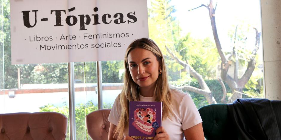 La escritora colombiana posa con su nuevo libro.