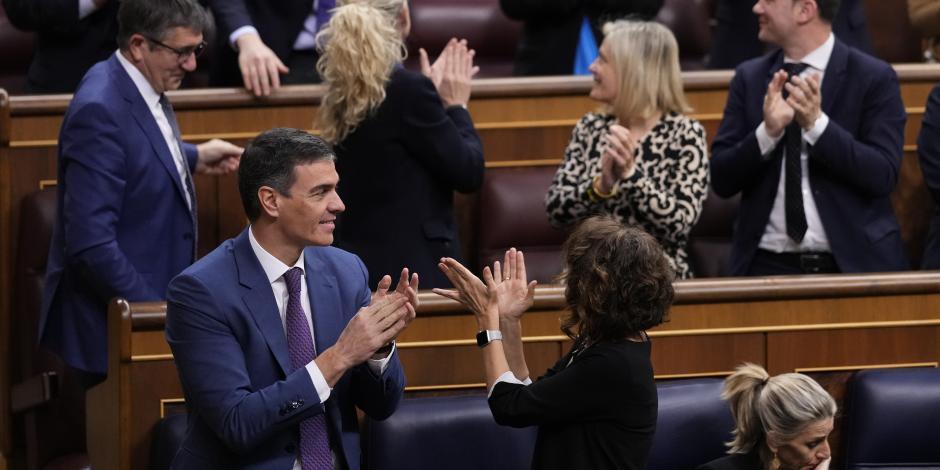 El presidente Pedro Sánchez (abajo) y legisladores aplauden tras la votación, ayer.