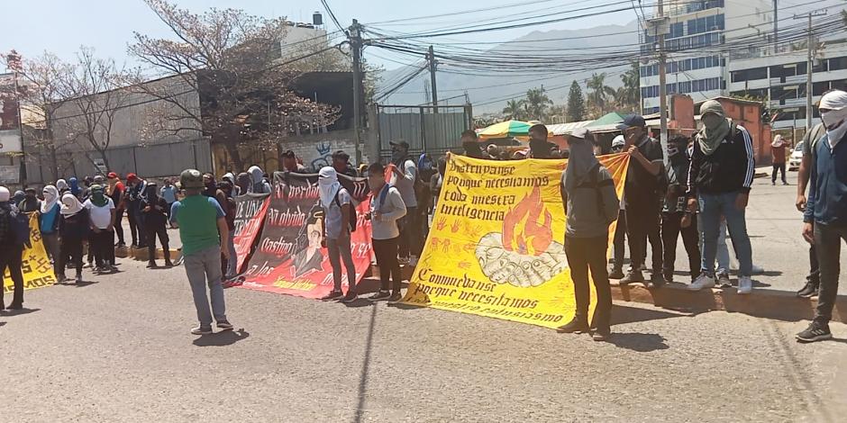 Estudiantes de la Normal Rural Raúl Isidro Burgos de Ayotzinapa exigen justicia frente al Congreso de Chilpancingo.