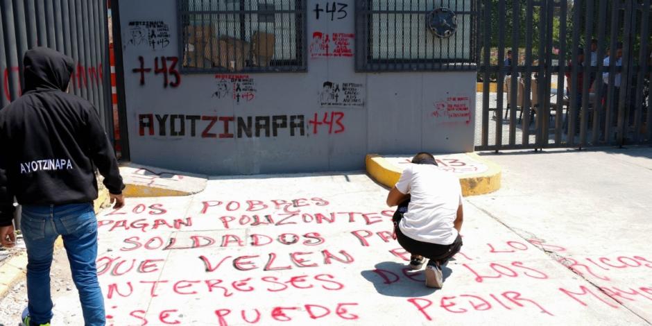 Normalistas de Ayotzinapa protestaron para exigir la destitución de la fiscal.