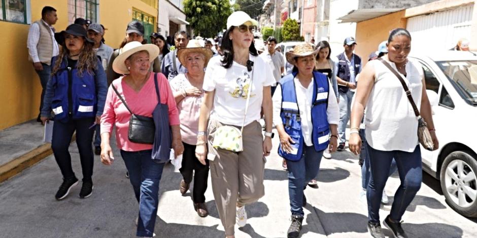 Lía Limón recorriendo calles rehabilitadas en Álvaro Obregón