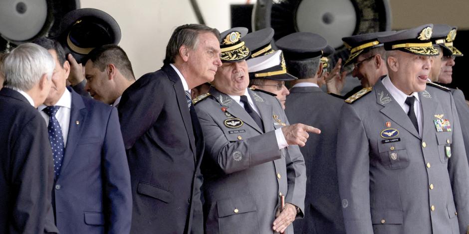 Bolsonaro habla con el comandante del Ejército, Marco Antonio Freire, en noviembre de 2022.