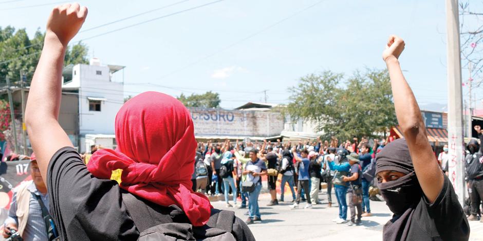 Normalistas de Ayotzinapa exigieron, ayer, la salida de Sandra Luz Valdovinos de la FGE.