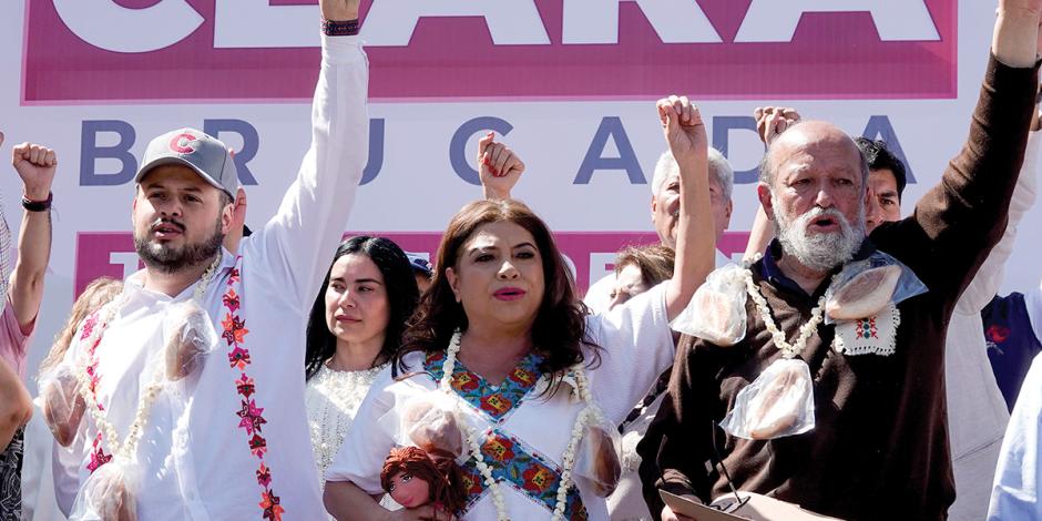 La candidata a Jefa de Gobierno de SHH, Clara Brugada, ayer, ante simpatizantes reunidos en Tlatelolco.