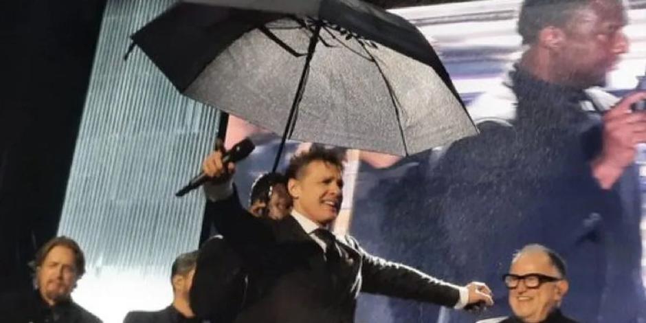 Critican a Luis Miguel por tener a un hombre tapándole la lluvia en concierto: 'lo tiene de esclavo' (VIDEO)