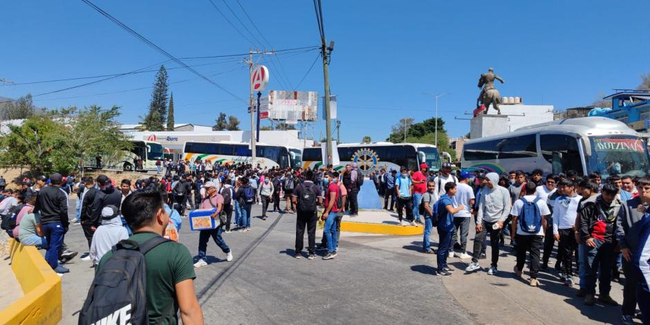 Estudiantes de la Normal Rural Raúl Isidro Burgos llegan en caravana para manifestarse en Chilpancingo.