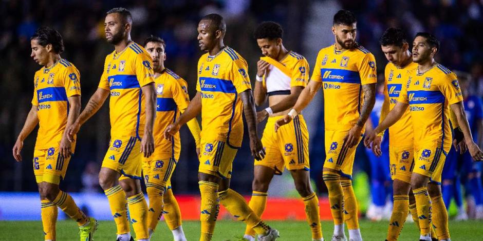 Futbolistas de Tigres se lamentan después de una derrota en el Torneo Clausura 2024 de la Liga MX.
