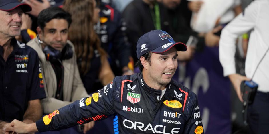 Checo Pérez celebra su segundo lugar en el GP de Arabia Saudita de F1
