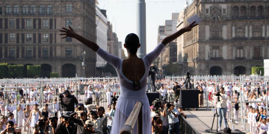 La primera bailarina, ayer, en la clase masiva la Plaza de Constitución.