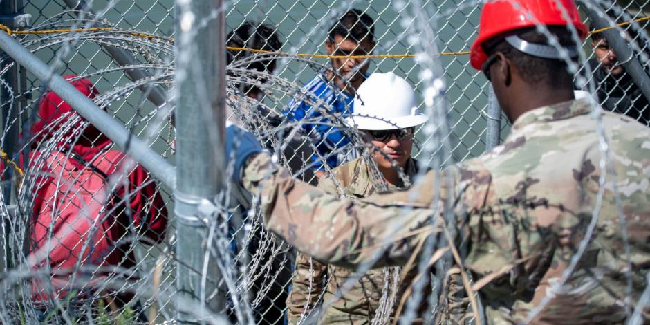 Efectivos de la Guardia Nacional refuerzan la valla de púas en la frontera la semana pasada.