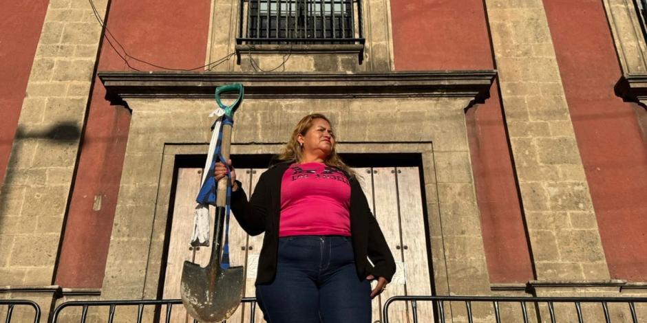 La activista Ceci Flores afuera de Palacio Nacional, ayer.