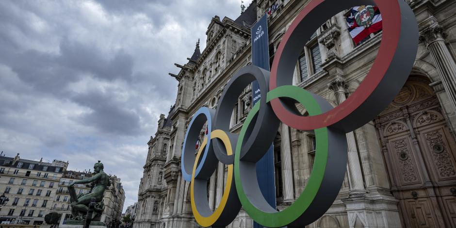 Los anillos olímpicos frente al ayuntamiento de París, en donde se realizan los Juegos Olímpicos de 2024