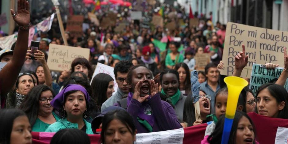 Feministas demandan despenalizar el aborto en Ecuador.