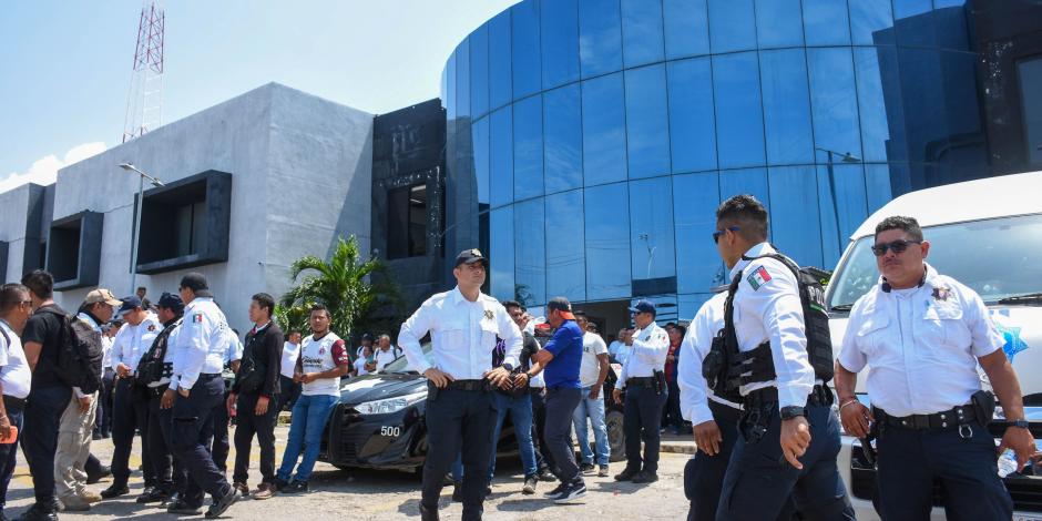 Policías de Campeche tienen tomadas las instalaciones de la Secretaría de Seguridad local desde hace cuatro días.