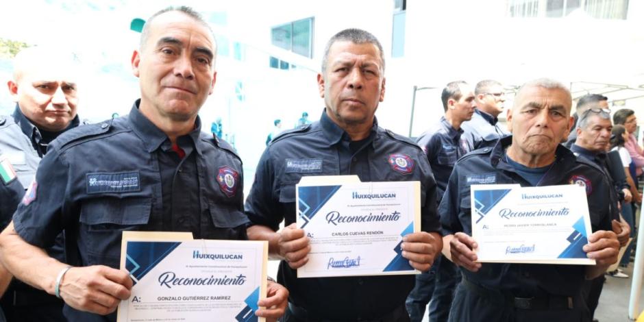 Entregan reconocimientos a policías, bomberos y paramédicos en Huixquilucan.