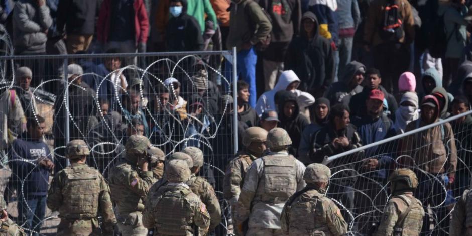 Migrantes tiran malla y logran cruzar la frontera rumbo a EU.