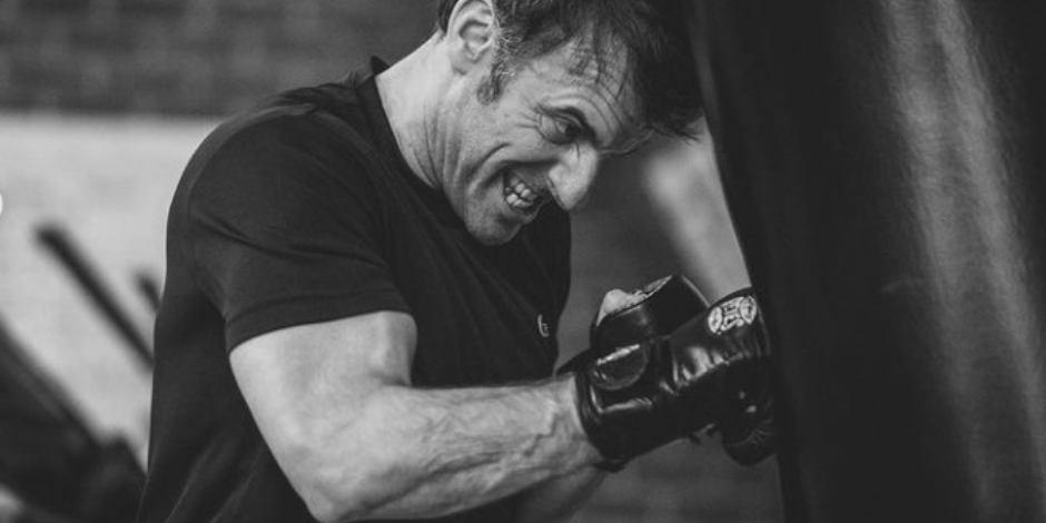 Al estilo Rocky Balboa, Macron muestra su poder gopeando un saco de boxeo.