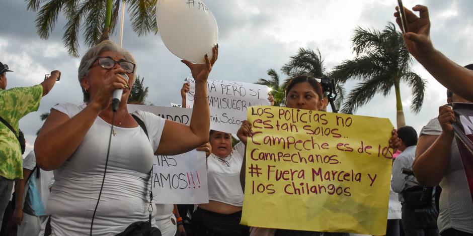Personas de la sociedad civil en una marcha en apoyo a los policías de Campeche.