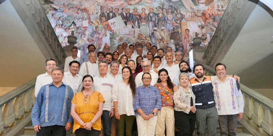 Autoridades federales y gobernadores del país en reunión en Oaxaca.