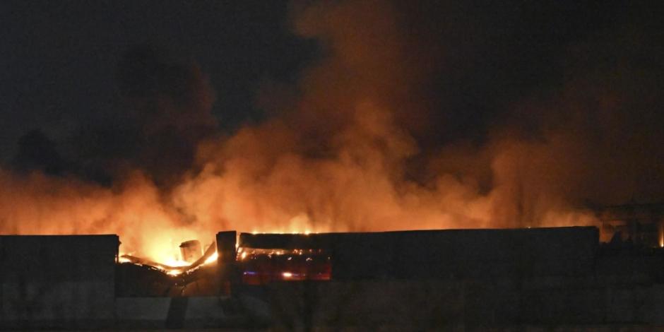 Un fuerte incendio es visto sobre la sala de conciertos Crocus City Hall en el extremo oeste de Moscú.