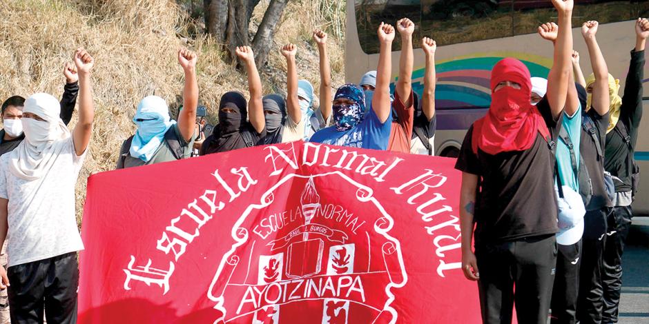 Normalistas de Ayotzinapa protestaron ayer en la Autopista del Sol.
