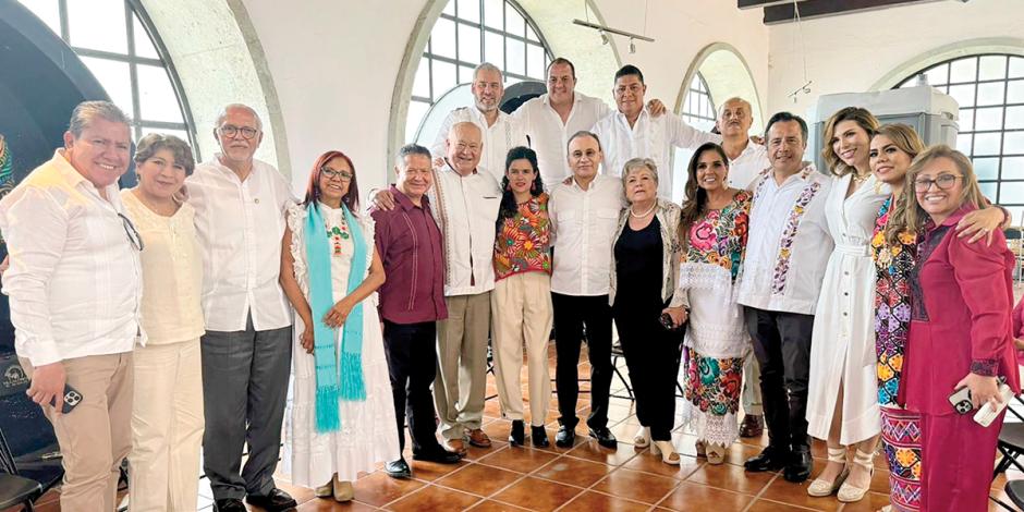 Gobernadores de Morena, durante una reunión en Oaxaca, el pasado jueves.