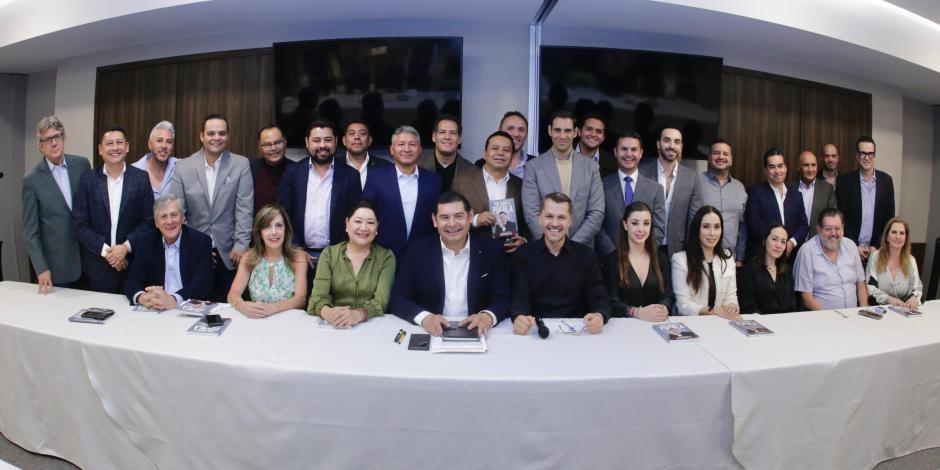Alejandro Armenta dialoga con empresarios en Puebla sobre el papel fundamental de hombres y mujeres de negocios.