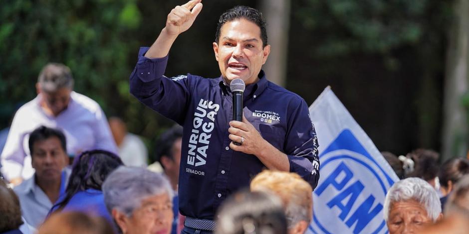 Enrique Vargas del Villar recorre las calles de Chalco, recibiendo muestras de aprobación y promesas de voto.