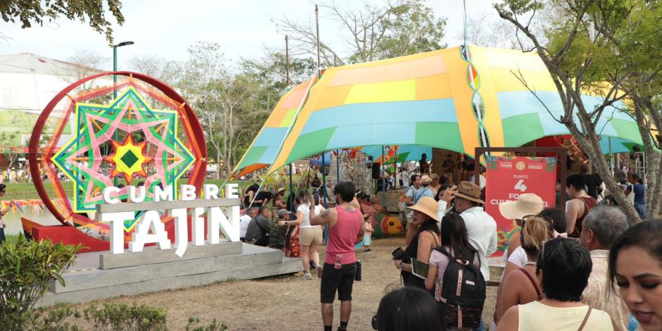 Turistas disfrutan de la cultura en Cumbre Tajín, un evento multicultural en Veracruz.