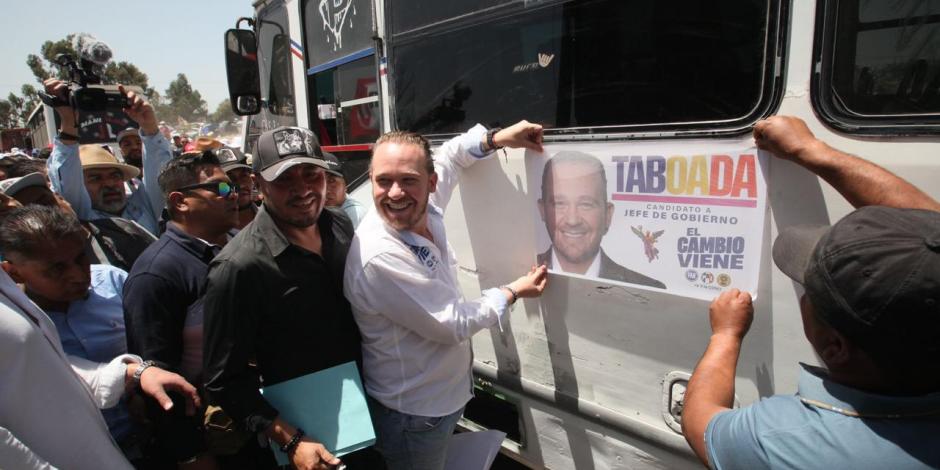 Santiago Taboada al pegar una propaganda electoral a un camión, ayer.