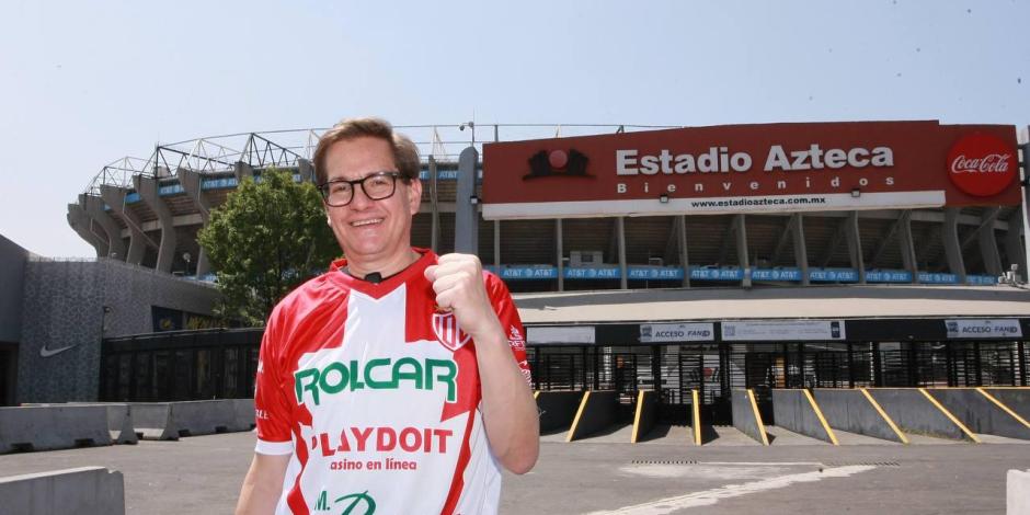 Salomón Chertorivski en las inmediaciones del Estadio Azteca y con una playera del Necaxa puesta.