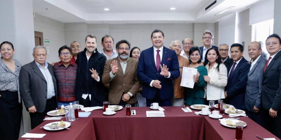 Alejandro Armenta presenta a su equipo con el que busca ganar la gubernatura de Puebla.