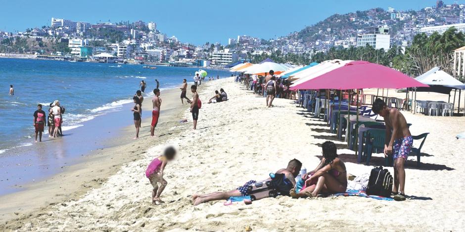 Miles de vacacionistas llegan al puerto de Acapulco en estas vacaciones de Semana Santa.