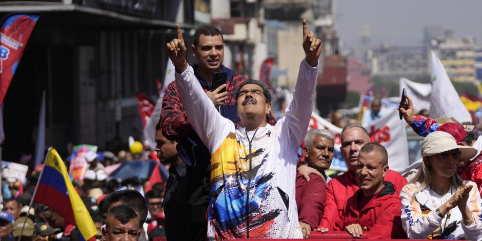 El presidente Nicolás Maduro celebra junto a simpatizantes tras inscribirse al proceso electoral, ayer.