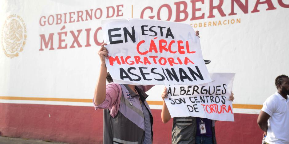 Integrantes del Cetro de Derechos Humanos Fray Matías protestaron afuera de la Estación Migratoria Siglo XXI, el lunes pasado en Tapachula, Chiapas.