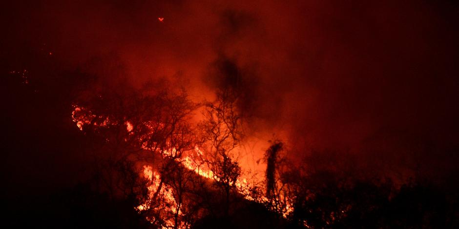 Las llamas arden en una montaña en Balastrera, Veracruz.