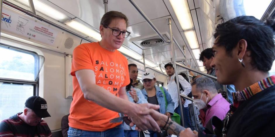 Chertorivski Woldenberg saluda a un pasajero del Metro durante un recorrido en este transporte.