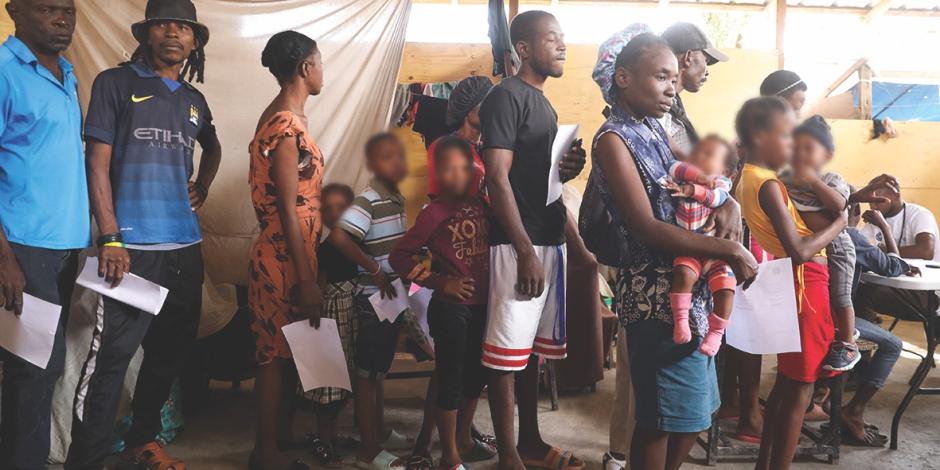 Desplazados buscan atención médica en clínicas móviles el pasado 26 de marzo.
