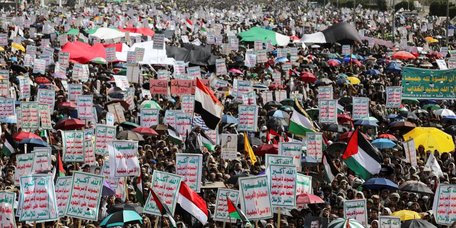 Manifestantes muestran su solidaridad con los palestinos en la Franja de Gaza, en Saná, Yemen, ayer.