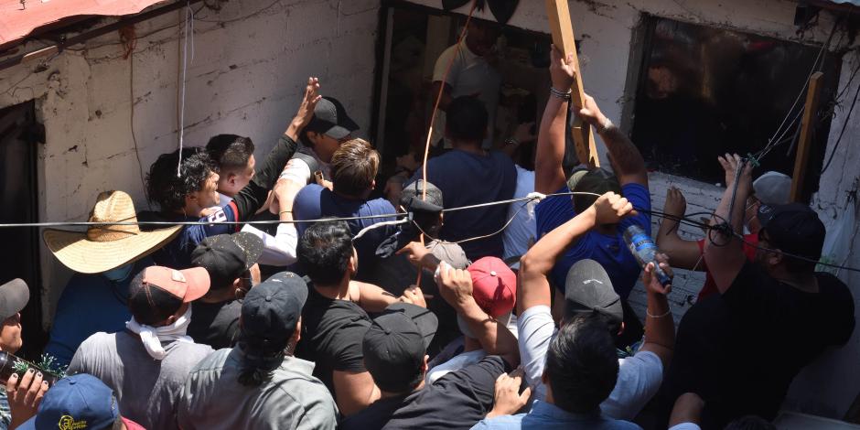 Vecinos detuvieron a los agresores de Camila el  jueves en Taxco, Guerrero.
