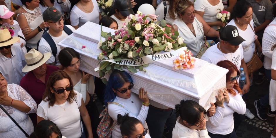 El sepelio de la niña Camila, ayer, en el municipio de Taxco, convocó a decenas de habitantes de la localidad.