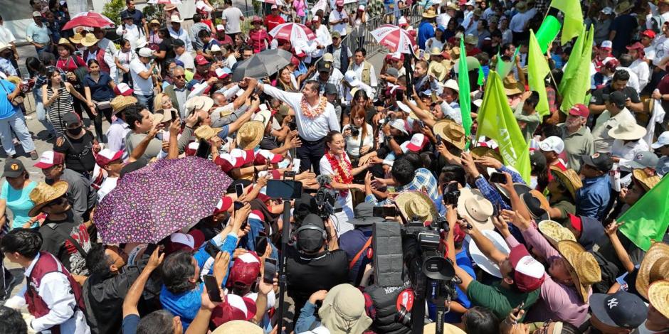 El candidato a gobernador Alejandro Armenta junto a la doctora Claudia Sheinbaum y miles de seguidores en Izúcar de Matamoros.