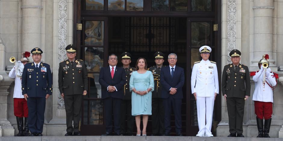 La presidenta Dina Boluarte, arropada por Fuerzas Armadas y sus ministros en medio del escándalo el caso Rolex, ayer.